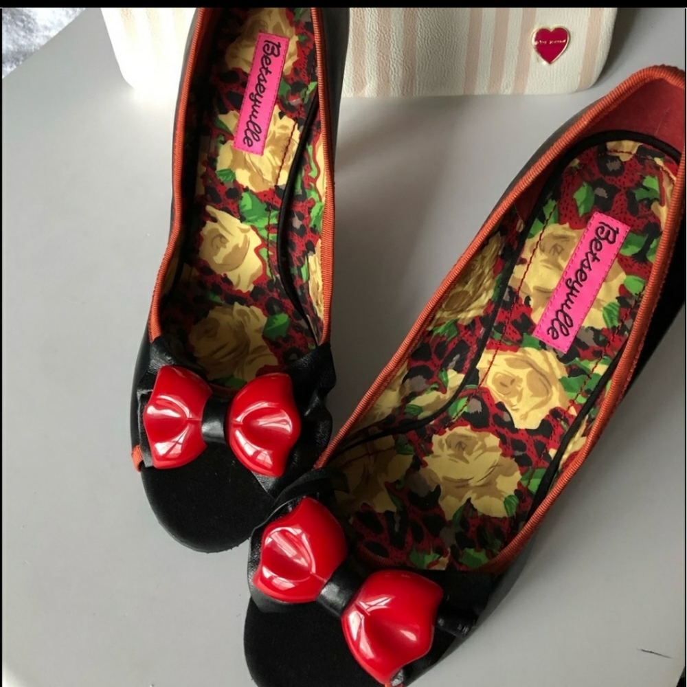 XOX Betsey  Johnson leather shoes size 10 M
